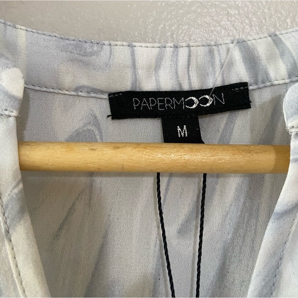 Papermoon size M Grey and White Abstract Print Flutter Sleeve Pullover Top - Picture 4 of 9